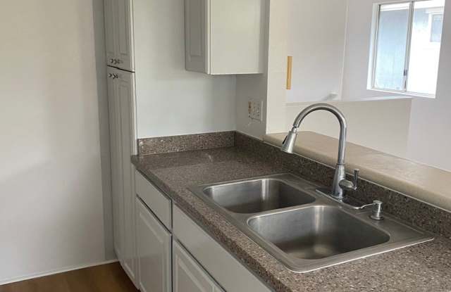 Updated 3 Bedroom, 2 Bath Pet Friendly Home with a Garage, Yard, and Central AC Gallery 3