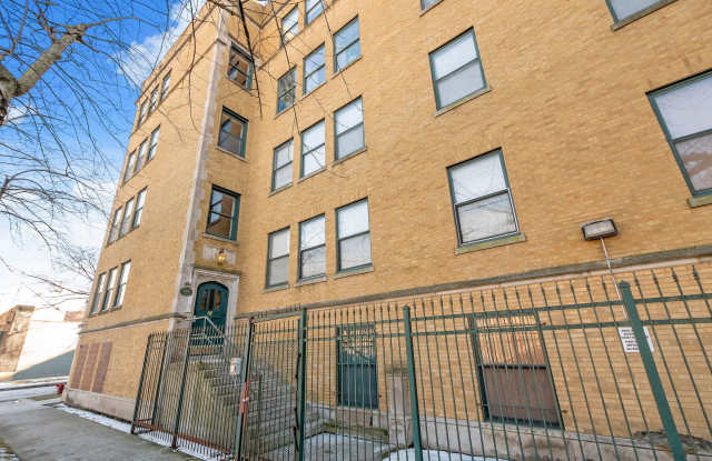 One Bedroom Unit in South Shore - Move In Fee Special photos photos