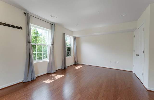 Spacious 3-Level END UNIT Townhome Gallery 4