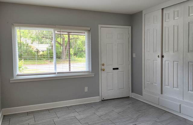 2 bedroom 1 bathroom with fenced yard Gallery 4