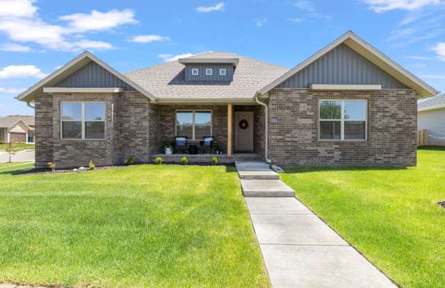 Beautiful 4 Bedroom Rental in Nixa with a fully fenced in yard! photos photos