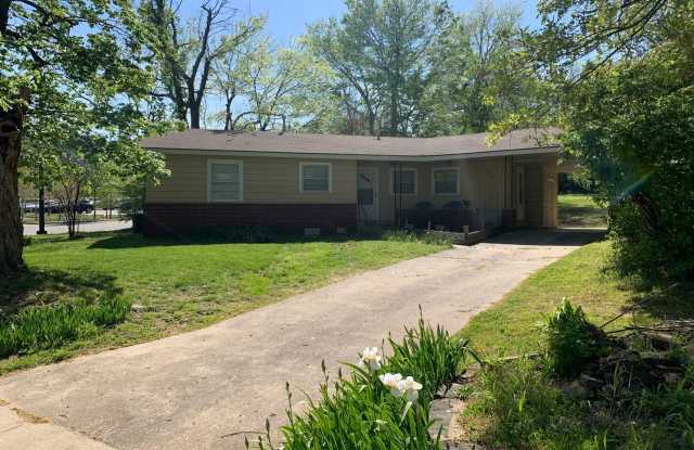 Cute 2BR/1BA on top of the hill just across the street from U of A Campus! photos photos