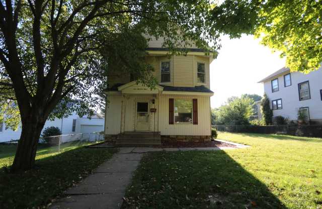 4 Bedroom 1 Bath House - 104 South Garfield Avenue, Burlington, IA 52601