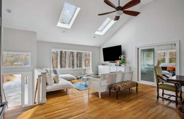 30 Squires Blvd Gallery 4