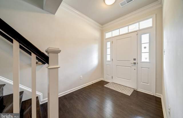 22489 NAUGATUCK Square Gallery 4