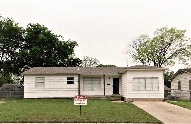 Available NOW!!!! Gorgeous 1 story, 4 bedroom, 1 bath home with a fenced yard and storage building in the backyard. This home has wood look flooring in the bedrooms, hall and family room. Tile flooring in the kitchen, dining, laundry and bathroom. Gorgeou Gallery 3