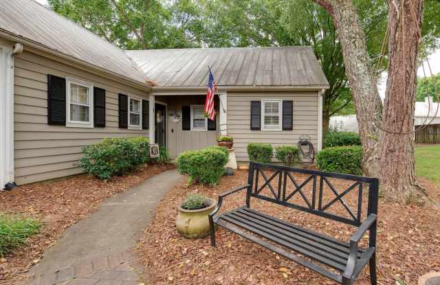 A picture perfect cottage home ready for you with community pool! - 3806 Selwyn Farms Lane, Charlotte, NC 28209