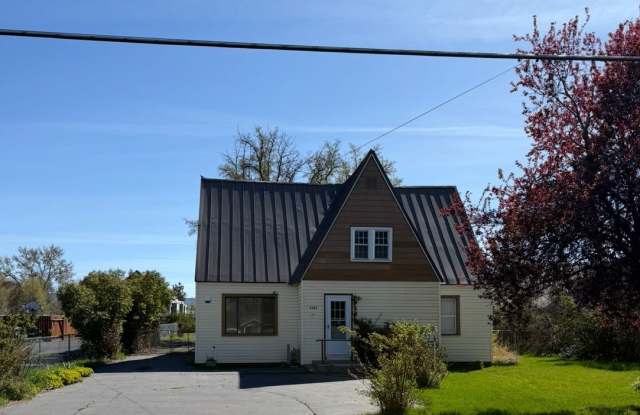 Clean, Updated Home with Large Yard in Klamath Falls photos photos
