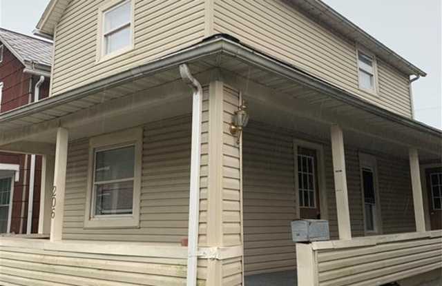 206 West 3rd St - 206 West 3rd Street, Uhrichsville, OH 44683