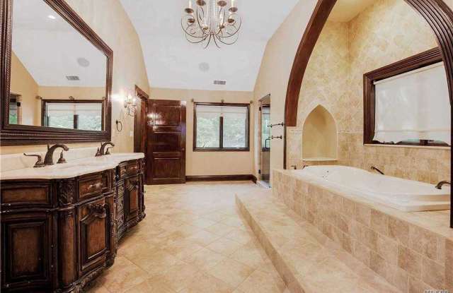 18 Lattingtownridge Court Gallery 4