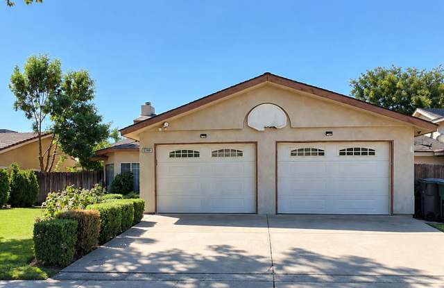3 Bedroom 2 Bath Home Located in NW Fresno (Fig Garden Loop Area)! Gallery 1