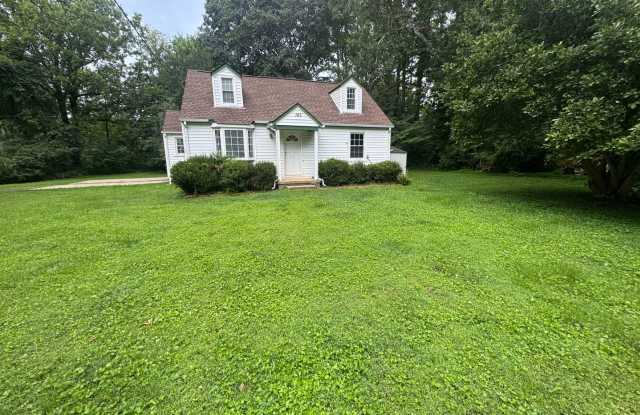 Cozy Cape Cod - Minutes to TBS (Quantico) over half an acre! Gallery 4