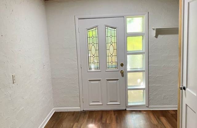 Cozy 1/1 duplex unit on a large lot - Available in June. photos photos