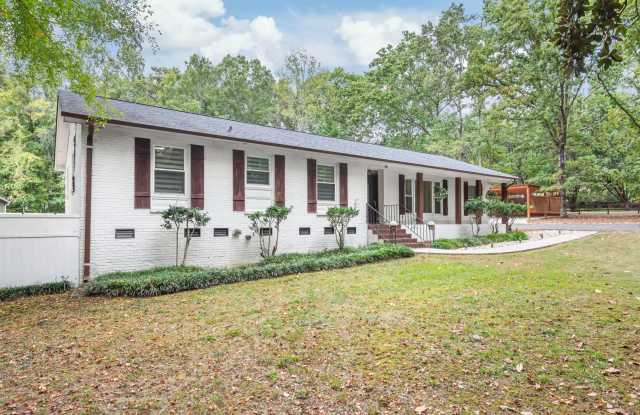 Beautiful South Charlotte Ranch with Huge Screened Porch & Fenced Yard Gallery 1