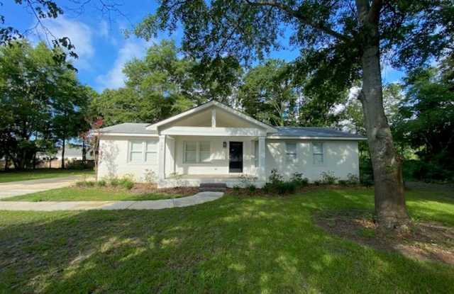 Welcome to this charming 3-bedroom, 1-bathroom home located in Porters Neck photos photos