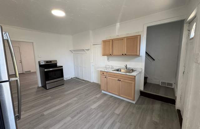 Newly Renovated Three-Bedroom, One Bathroom Row Home photos photos