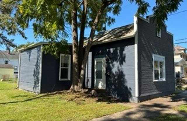 Vintage One Bedroom Located at 1515 Tecumseh St Gallery 1