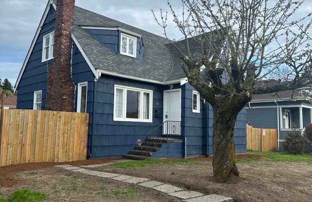 Downtown Remodeled Kent Home with fenced yard! photos photos