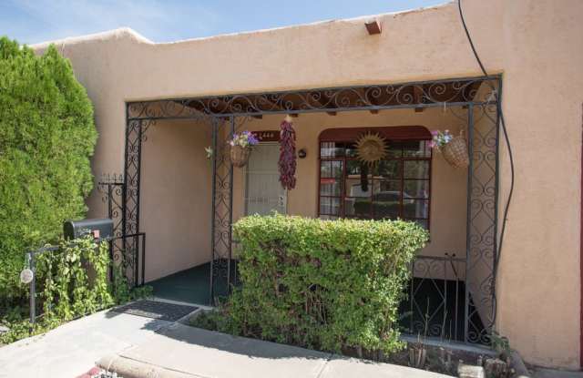 OLD TOWN NORTH VALLEY 2/BD 2/BA 1/CG - 2444 Pueblo Bonito Court Northwest, Albuquerque, NM 87104