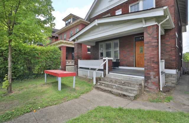 GREAT OSU SOUTH CAMPUS LOCATION - Ridiculously Nice back deck and off-street parking for everyone Gallery 1