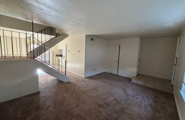 Nice 3 Bed, 1½ Bath, Two Story Condo Overlooking Pool Gallery 4