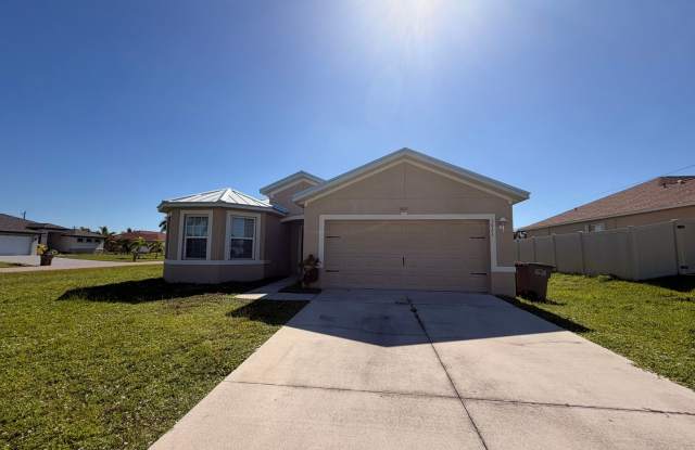 Single Family Home In Cape Coral - 3 Bedroom 2 Bath 2 Car Garage! Gallery 3