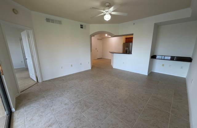 ANNUAL RENTAL - POSITANO PLACE - UNFURNISHED 1 BED/1 BATH WITH LAKE VIEW AND NEW APPLIANCES! Gallery 3