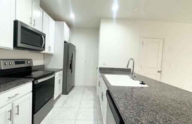 Three Bedroom Townhome for Rent in Sanford! Gallery 4
