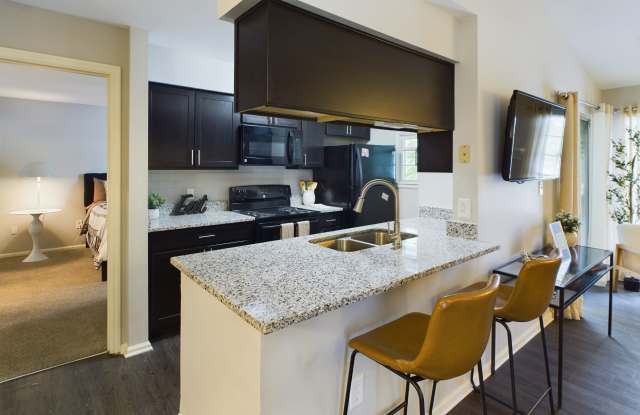 Lakeshore Apartments Gallery 1