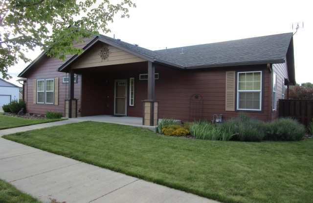 3 Bedroom, 2 Bathroom on Corner Lot in Subdivision in North Prineville - Available Now! photos photos