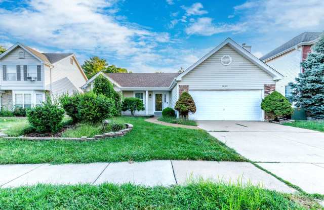 Stunning 3 Bed 3 Bath Ranch In Chesterfield Farms Neighborhood! Subdivision Pool! - 16611 Chesterfield Farms Drive, Chesterfield, MO 63005