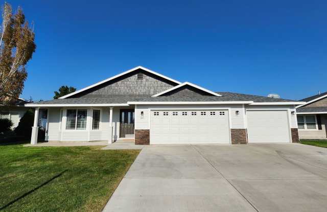 Spacious 3 bedroom/2 bath on Cul-de-Sac, 3 Car Garage! Gallery 3
