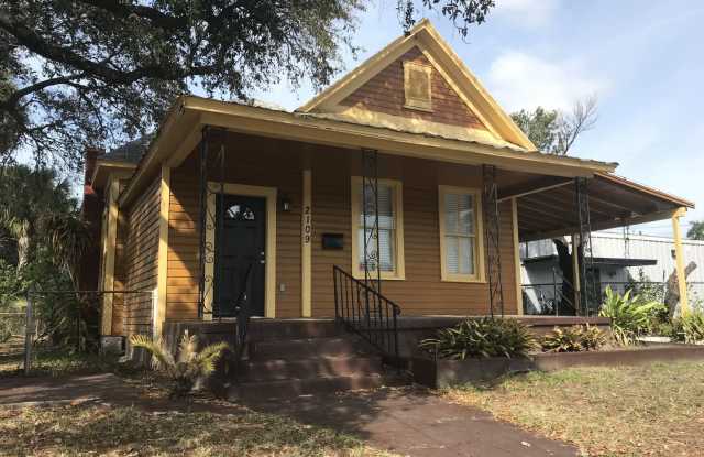 Vintage North Hyde Park Bungalow Gallery 4