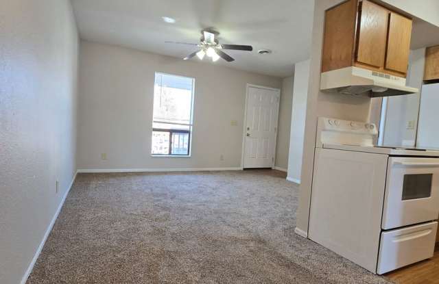 2 Bedroom 1 Bathroom Apartment in heart of Osage Beach! Gallery 4