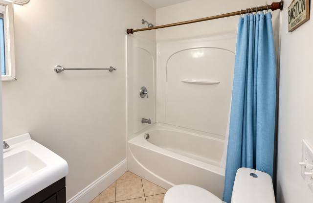 Charming 6 Bedroom-No Broker Fee Gallery 4
