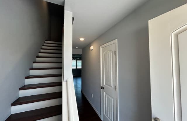 Townhouse with Garage - Minutes from Downtown Rogers Gallery 3