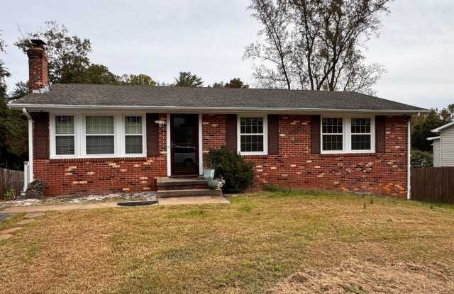 Renovated-Single Family home, close to NGIC & Hollymead Town Center with 5 bedrooms in Camelot! Gallery 1