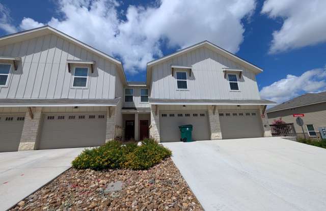 1 MONTH FREE RENT/ 3/2.5/1.5 Fourplex Close to IH35 for Commuters! Fridge, Washer & Dryer Included /NBISD photos photos