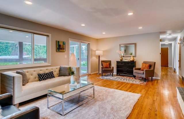 13715 NE 70th Pl Gallery 2