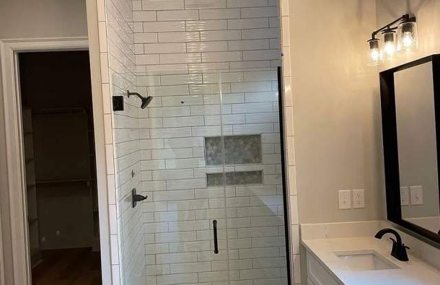 Room in 4 Bedroom Home in Fuquay-Varina Gallery 3