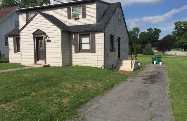 4 Bedroom Home with Spacious Yard Gallery 3