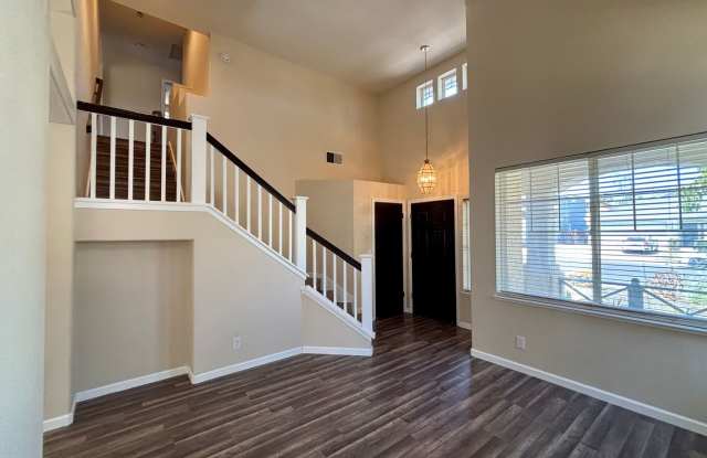 Charming 3 bedroom 2.5 Bath Home! Gallery 3