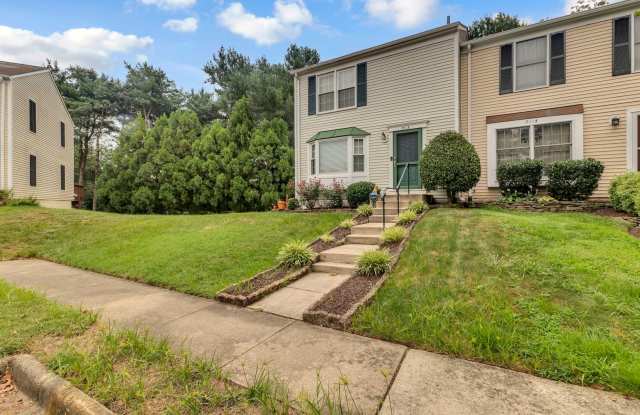 Beautifully Updated End-Unit Townhome in Prime Location Gallery 3
