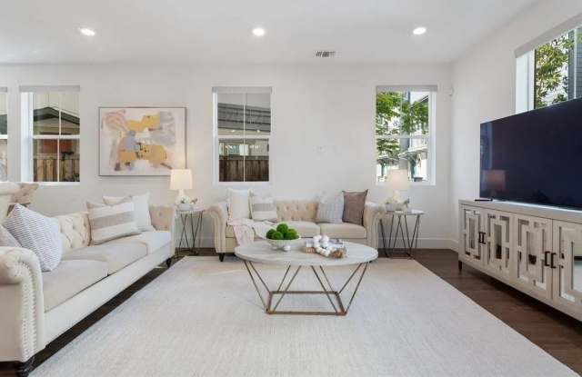 $5,400 | Stunning 5BR/4.5BA Model-Like Home in Newark's Bridgeway Community! Gallery 4