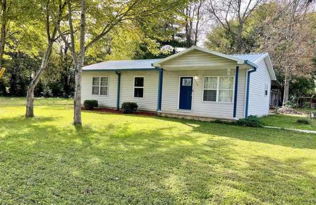 Cozy 3 Bedroom/2 Bath Home with large yard and covered back patio! photos photos
