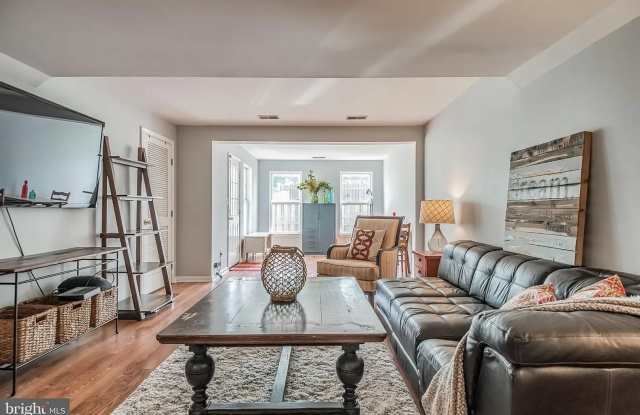 Beautiful & Comfortable 3 Bed 4 Bath End Unit Gallery 3