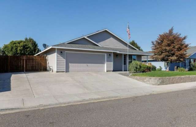 Stunning 3 Bedroom in West Pasco with RV Parking!! photos photos