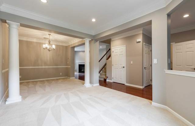 827 HUNTINGTON DR Gallery 4