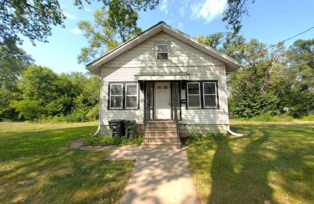 FOR RENT- 215 Sumner St *pets ok with additional approval/fee* PROMO RENT DISCOUNT! - 215 Sumner Street, Waterloo, IA 50703