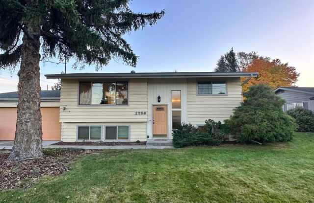 Large 4 Bed, 2 Bath House Available For Rent* - 1705 Norman Street, Chelan County, WA 98801